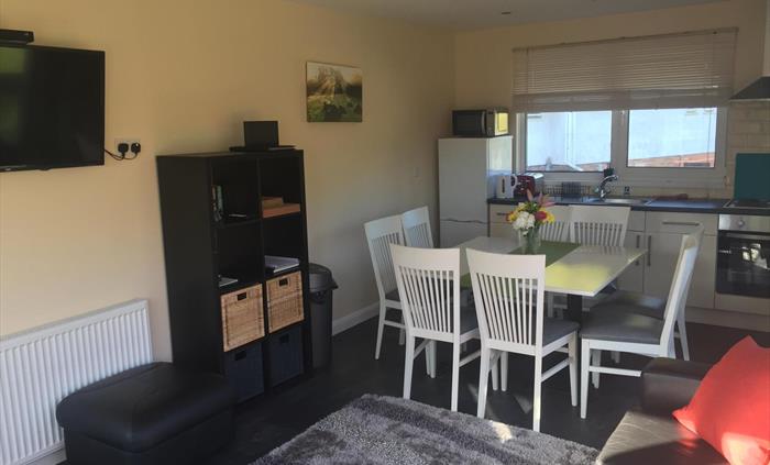 Parkwood Outdoors Dolygaer - Chalet fully-fitted kitchen with dining area